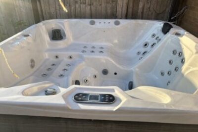 3 Seats and Dual Lounger Hot Tub called Dynamic 32amp- VS-BS31